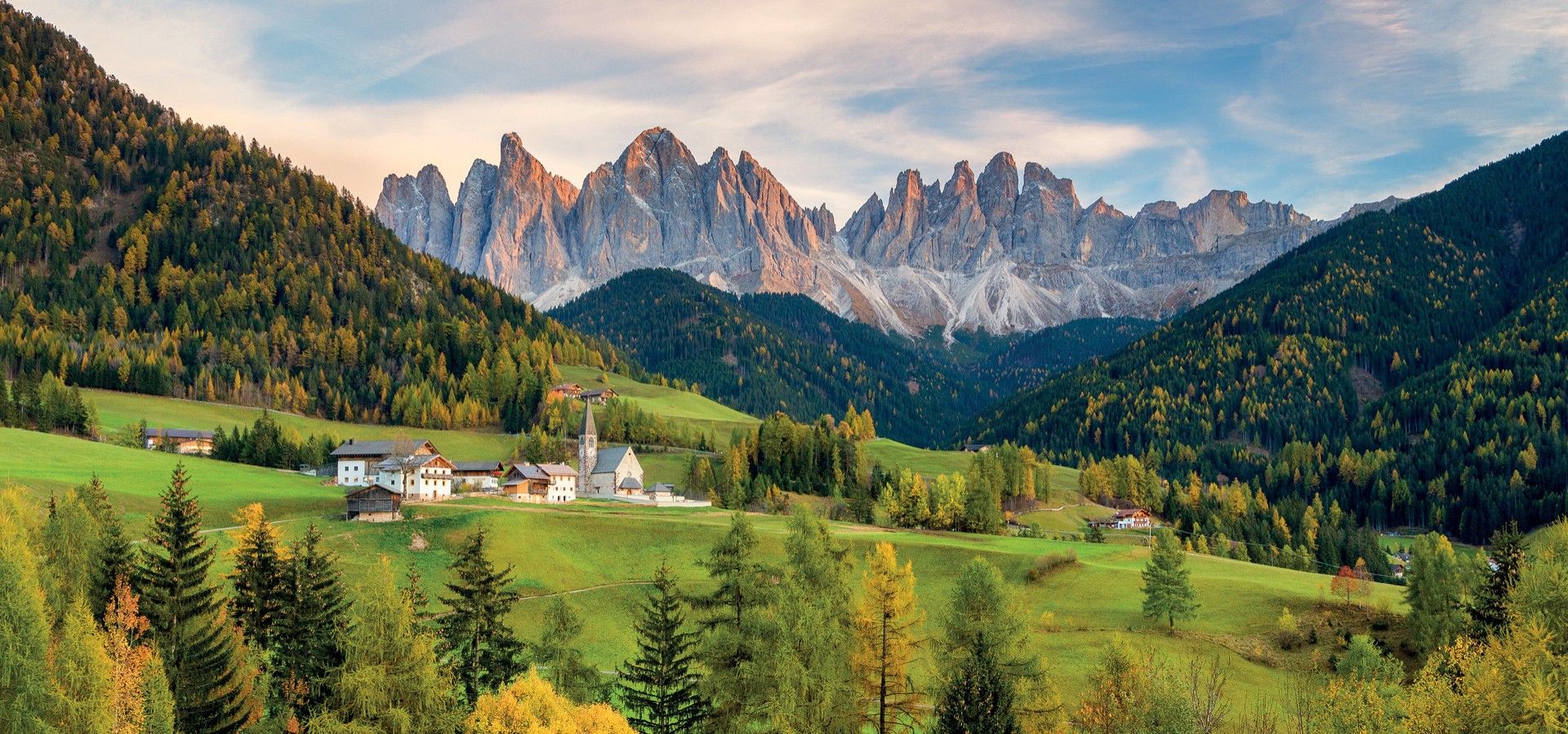 teiser stern Villnöss Eisacktal Südtirol – Natururlaub für Paare und die ganze Familie in Villnöss. Das Bild zeigt einen Weiler im Villnösstal unter den bekannten Geislerspitzen von Sass Rigais und Furchetta.
