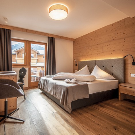 The picture shows a modern furnished room in teiser stern. It has warm light and a cozy atmosphere.