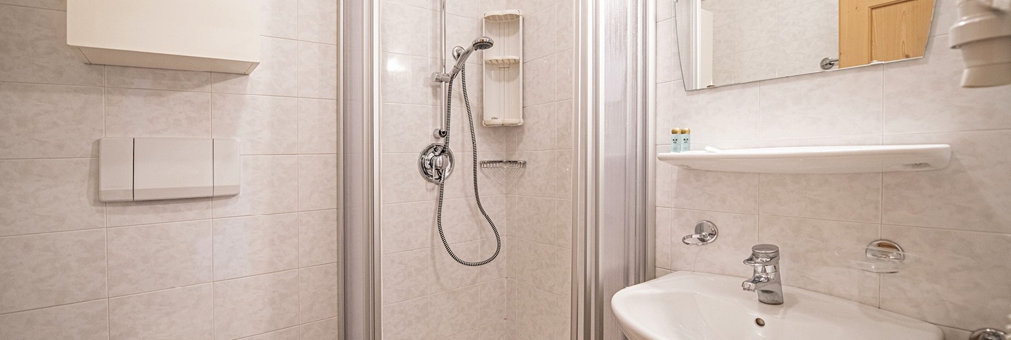 teiser stern Villnöss Eisacktal Südtirol – hochwertige Zimmer und Bäder im Südtirolurlaub Das BIld zeit ein modern und hochwertig eingerichtetes Bad im teiser stern