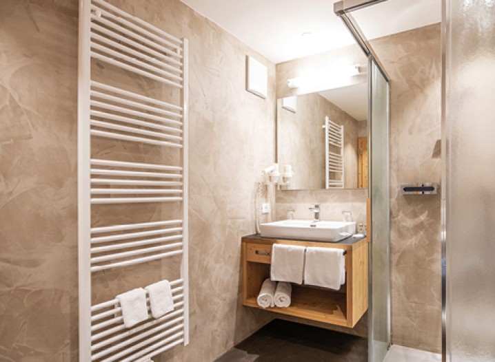 The picture shows a modern furnished bathroom in the Teiser stern with fluffy towels on the radiator.