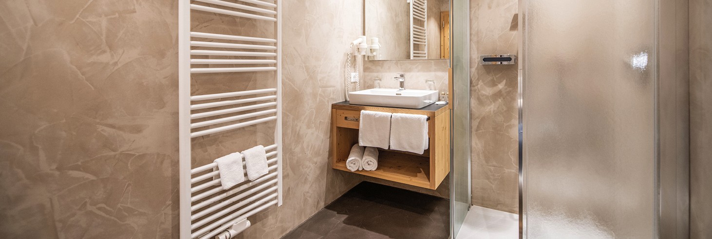 Das Bild zeigt ein neues, hochwertig und modern eingerichtetes Bad im teiser stern.