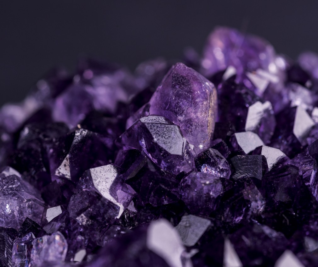 teiser stern Villnöss Eisacktal Südtirol – direkt am Mineralienmuseum von Teis! Das Bild zeigt einen violett leuchtenden Amethysten im Mineralienmuseum von Teis