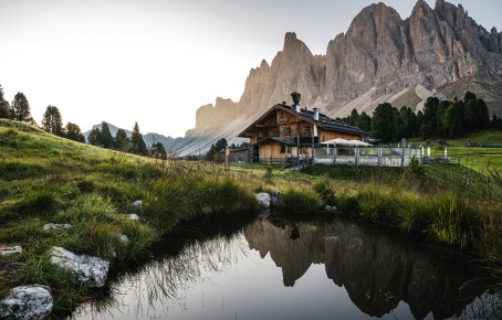 The picture shows an alpine pasture below the Villnöss Geisler peaks.