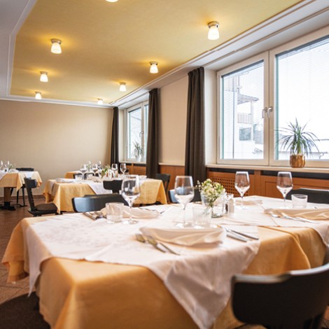 The dining room in the teiser stern welcomes hotel guests as well as day guests and has a particularly fine atmosphere