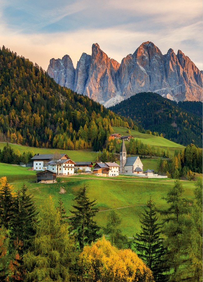 teiser stern Villnöss Eisacktal Südtirol – Natururlaub für Paare und die ganze Familie in Villnöss. Das Bild zeigt einen Weiler im Villnösstal unter den bekannten Geislerspitzen von Sass Rigais und Furchetta.