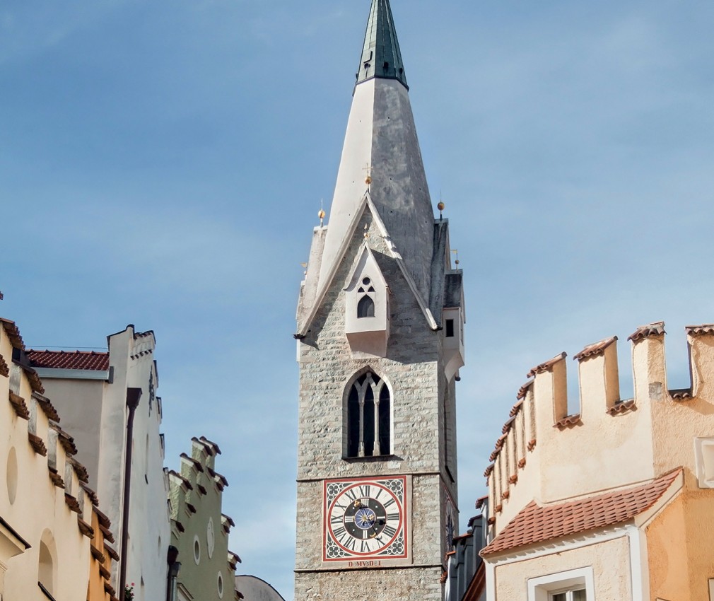 teiser stern Val di Funes Valle Isarco Alto Adige – Vacanze culturali e attrazioni di Bressanone L'immagine mostra la torre bianca, una delle attrazioni della città di Bressanone in Alto Adige.