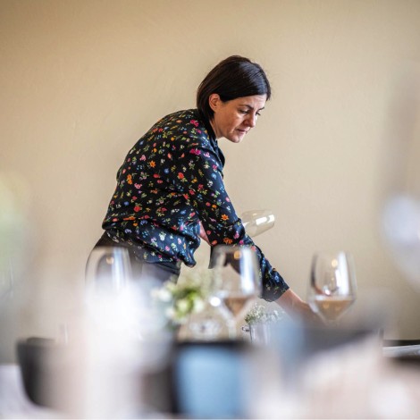 The picture shows hostess Helene herself diligently helping out in the business.