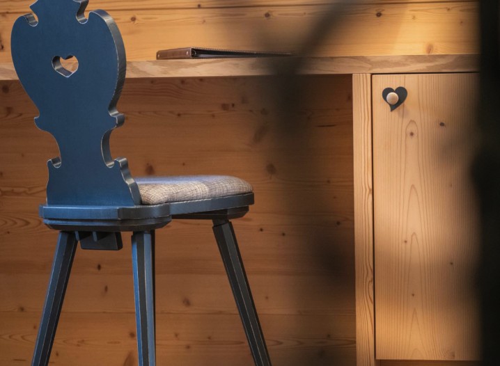 Here you can see a detail of the room in teiser stern: a traditional wooden chair at a writing table made of high quality solid wood