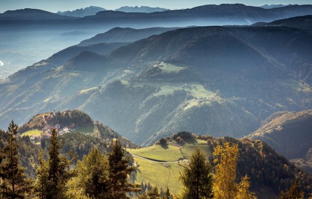 The picture shows how well you can ride a motorcycle in the Dolomites. The teiser stern is the ideal starting point for exciting tours.