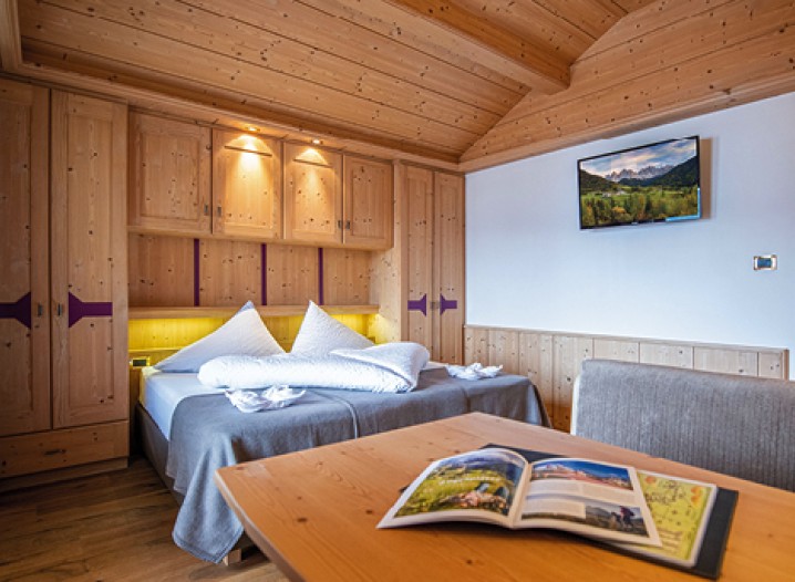 The picture shows a room of the teiser stern. It is furnished with a lot of wood and has a lot of storage space