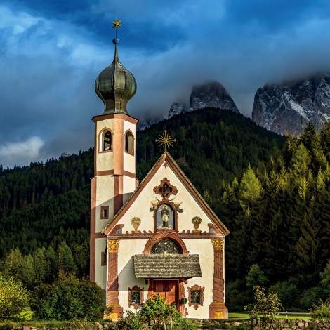 teiser stern Villnöss Eisacktal Südtirol – St. Magdalena Kirchlein in Villnöss unter den Geislern im Sommer Das Bild zeigt das kleine, schön verzierte Kirchlein von Magdalena in Villnöss im matten Sommersonnenlicht. Die Geisler im Hintergrund sind wolkenverhangen. Die Luft ist gut.