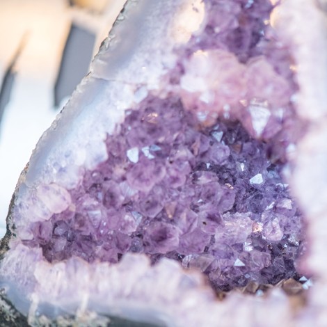 teiser stern Villnöss Eisacktal Südtirol – Heimat der Teiser Kugeln und einer Mineraliensammlung Das Bild zeigt die in violett glänzenden Kristalle im Innerne einer Teiser Kugel. Das ist eine Geode, ein besonderes Mineral.