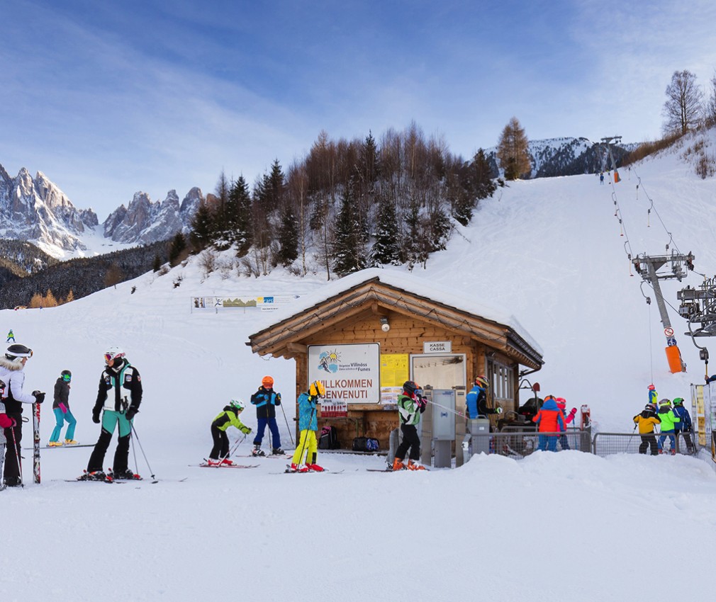 The picture shows the small ski lift in St. Magdalena in Villnöss and children skiing.